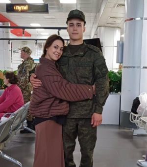 «Әти-әни күңеле бары сизә инде»: тагын бер артист улын армиягә озаткан